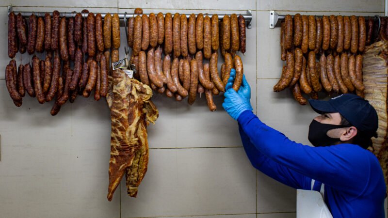 Longanizas y costillar colgados en el local