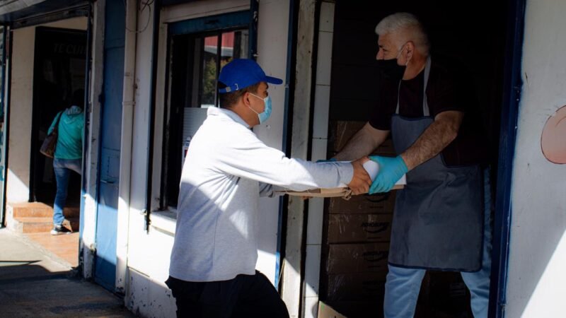 Entrega de un pedido en la puerta del local